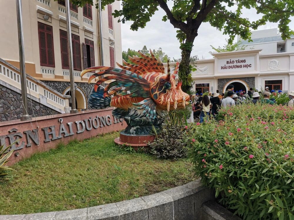 Институт океанографии в Нячанге - это океанографический институт, расположенный по адресу ул. Кау Да, 1, рядом с причалом Кау Да, примерно в 6 км от центра Нячанга, провинция Кханьхоа, Вьетнам. Основанный в 1923 году, он был одним из первых центров научных исследований во Вьетнаме и является важным местом для тропических океанографических исследований. С момента основания центр опубликовал около 1100 научных исследований, из которых 62,6% посвящены морскому биоразнообразию, 11,6% - морской физике, 7,6% - экологии и окружающей среде; 5,4% - морской геологии и 4,4% - морской химии и биохимии