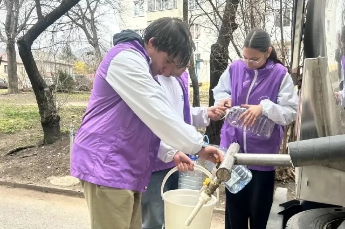    В Кисловодске волонтёры доставляют воду пенсионерам на фоне отключений
