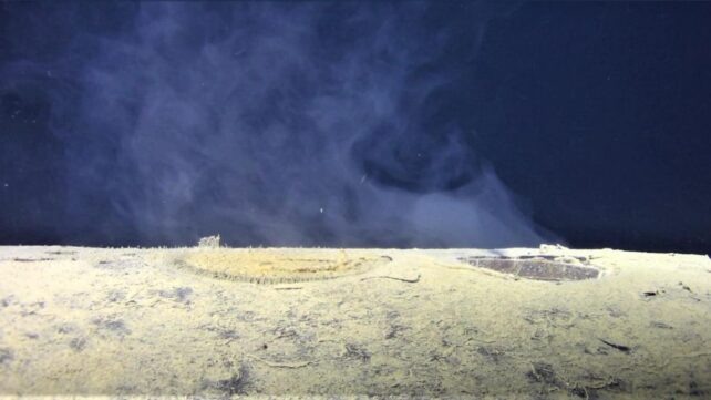 Шлейф радиоактивного вещества, просачивающегося из Комсомолца. (Гвинн и др., PNAS , 2026)