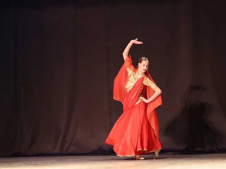     Холл колледжа превратился в интерактивную площадку, где каждый гость мог погрузиться в атмосферу восточной эстетики. Фото: пресс-служба Минкультуры и туризма Новгородской области