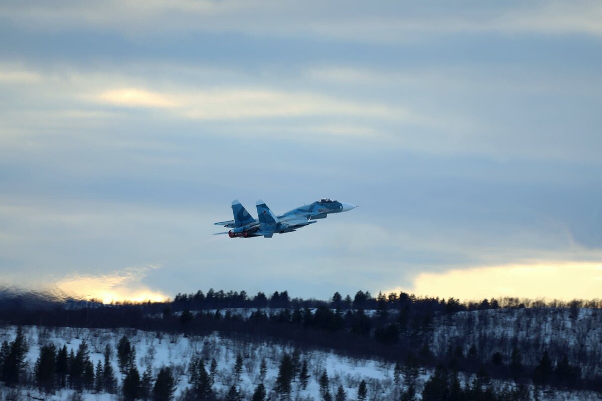    Су-33 в небе Заполярья