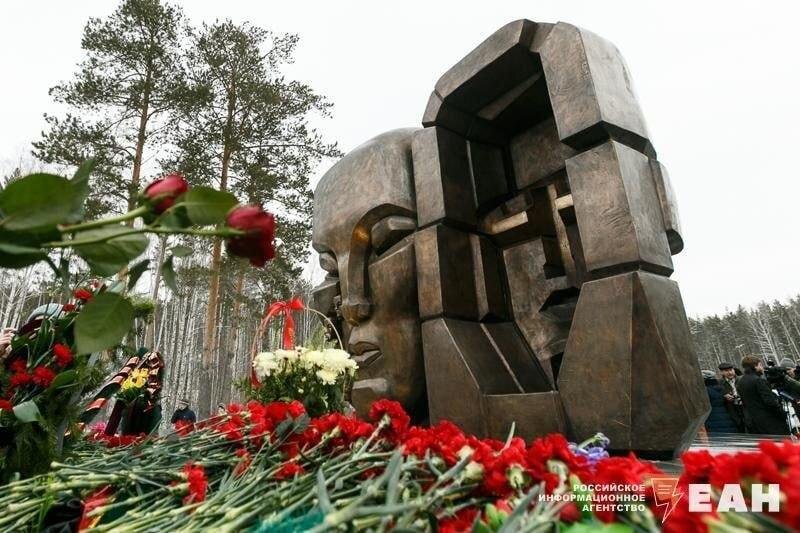    ЕАН. Скульптура «Маска скорби» на мемориале жертв политических репрессий под Екатеринбургом