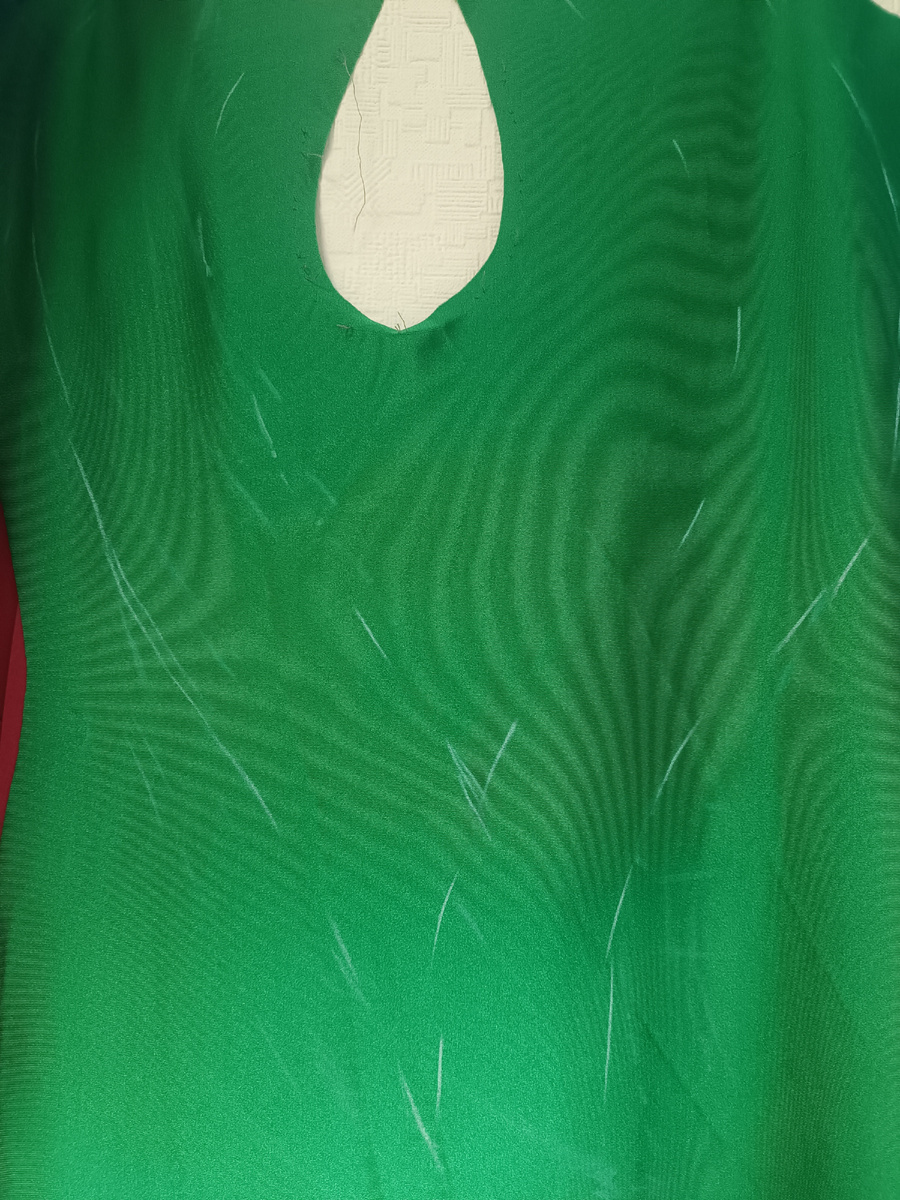 На одном костюме нарисовала на примерке. Прицепила его на стену, как образец😉