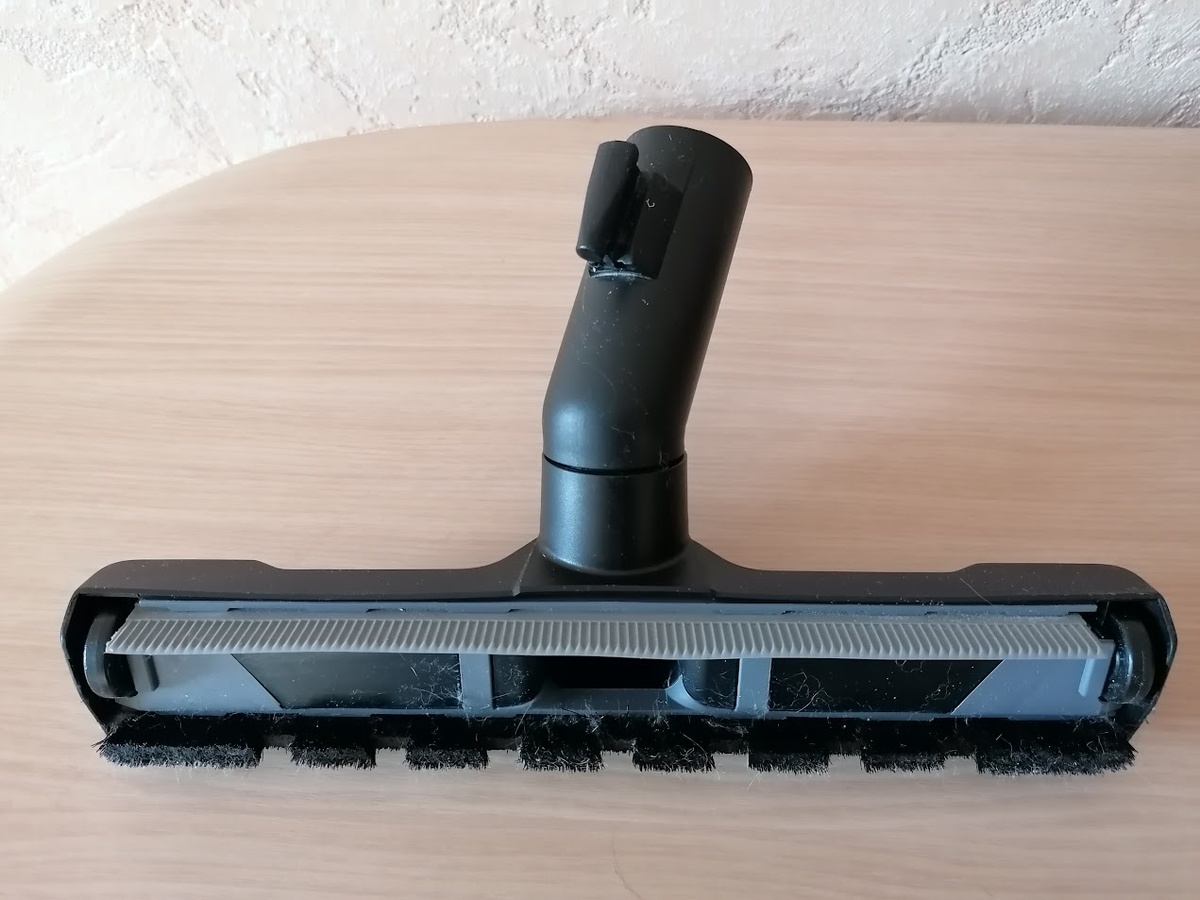 Щётка от моего пылесоса комбинированная: ворс + силикон (серый). С кошачьей шерстью справляется отлично! Фото автора