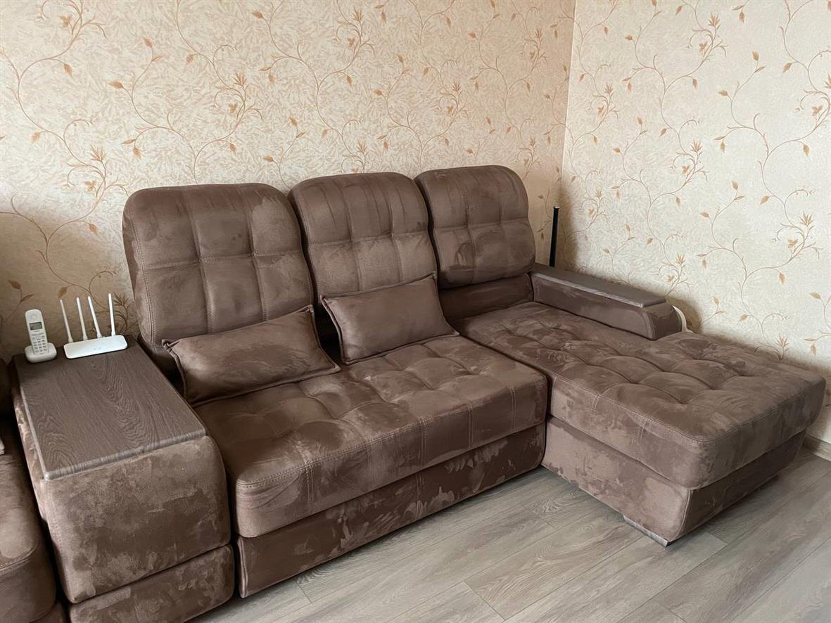 Пример дивана с обивкой, имитирующей кожу