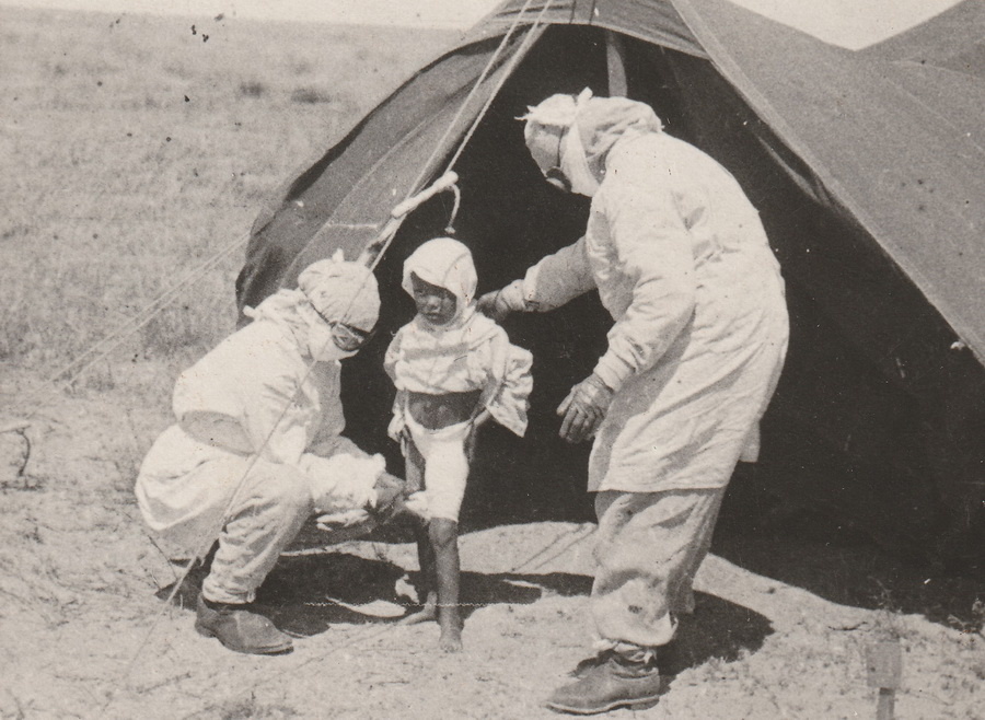 Фото из монгольской противочумной экспедиции советских врачей 1936г. Для иллюстрации оборудования полевого госпиталя и одежды врачей