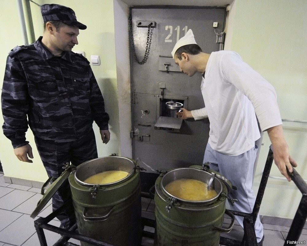 Раздача еды в камеры СИЗО