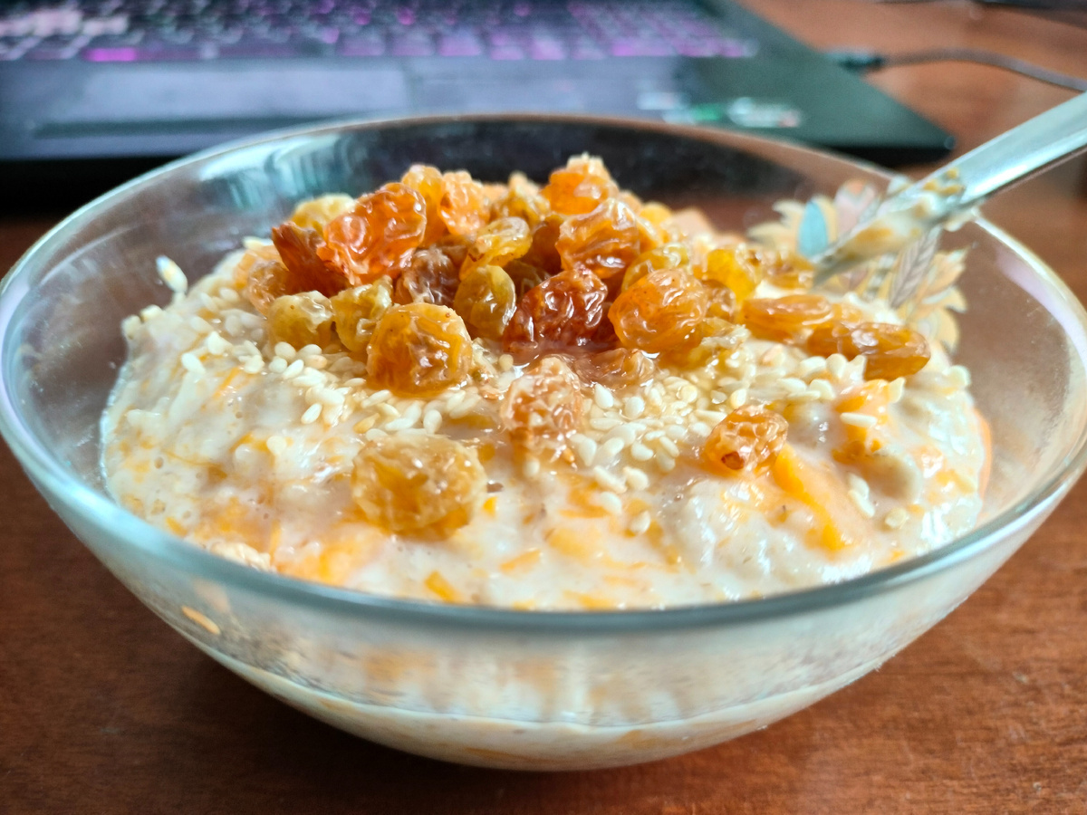 Овсянная каша с тыквой, изюмом и семенами кунжута