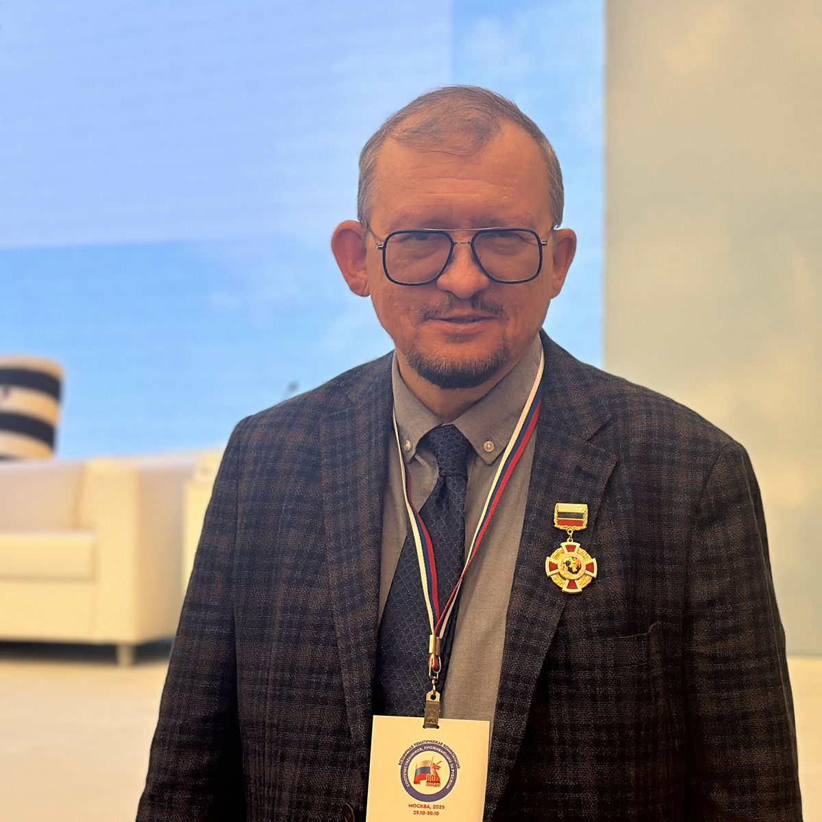 Михиал Дроздов. В 2025 году решением Правительственной комиссии по делам соотечественников за рубежом Михаил Дроздов награжден нагрудным знаком «За многолетнее служение русскому зарубежью»