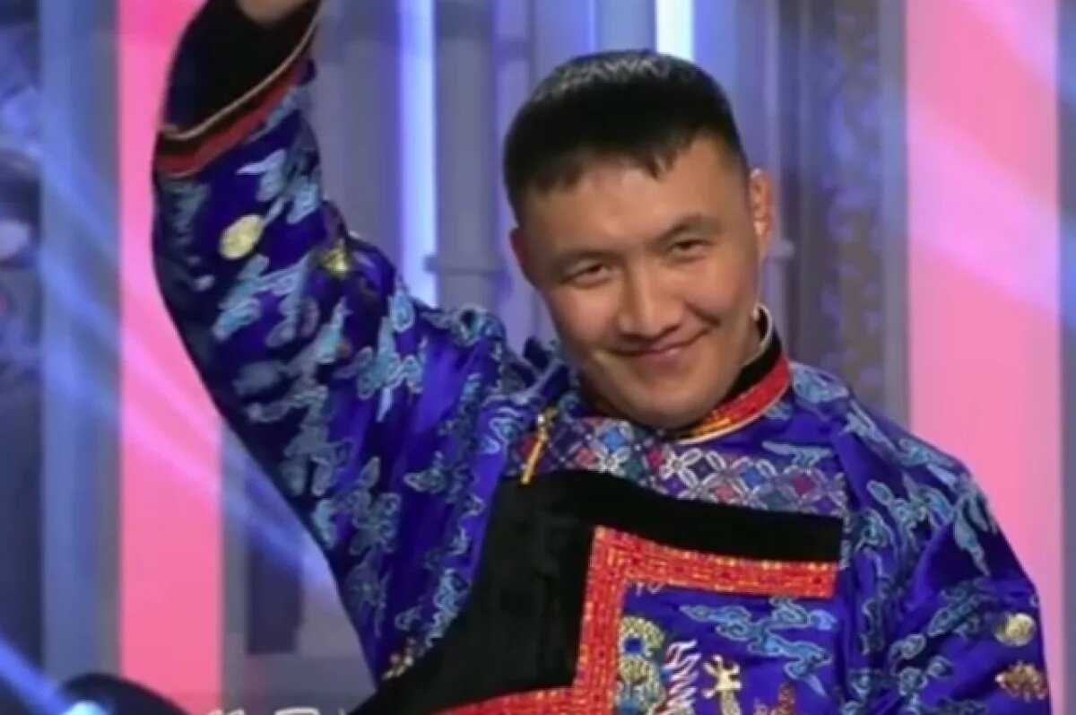    Житель Улан-Удэ нарядил Якубовича в бурятский костюм и угостил буузами