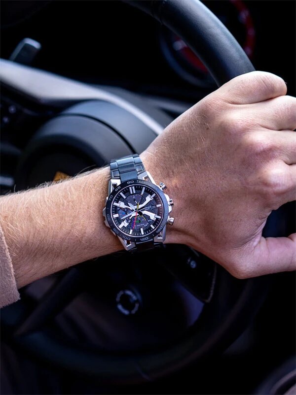 Дизайн корпуса Edifice EQB-2000DC-1A основан на форме четырехрычажной подвески типа double wishbone, используемой в болидах Формулы-1