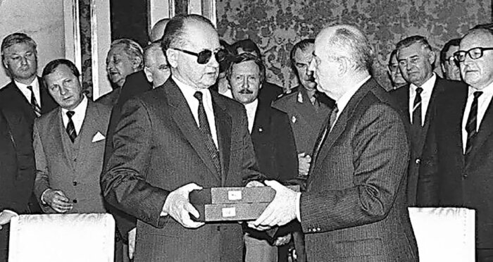 Горбачев укрепляет связи.