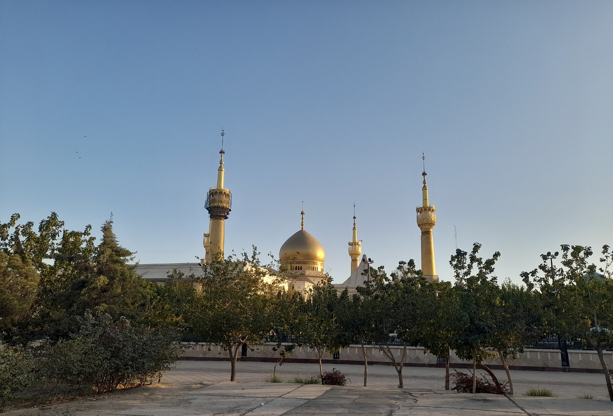 Минареты и купол мавзолея аятоллы Хомейни