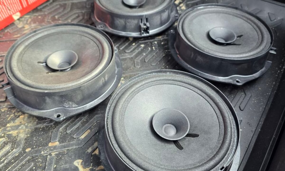     Штатные динамики Lada Iskra