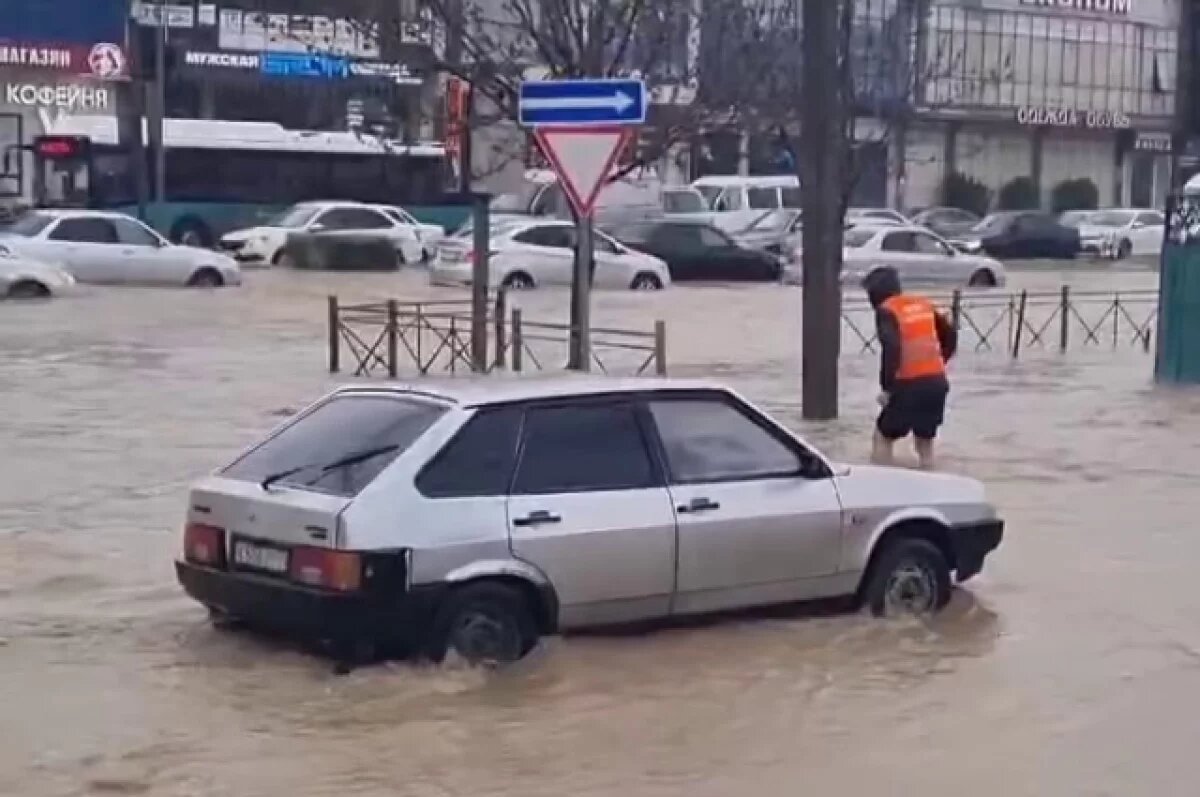    Более 40 человек и 30 единиц спецтехники расчищают ливневки в Махачкале