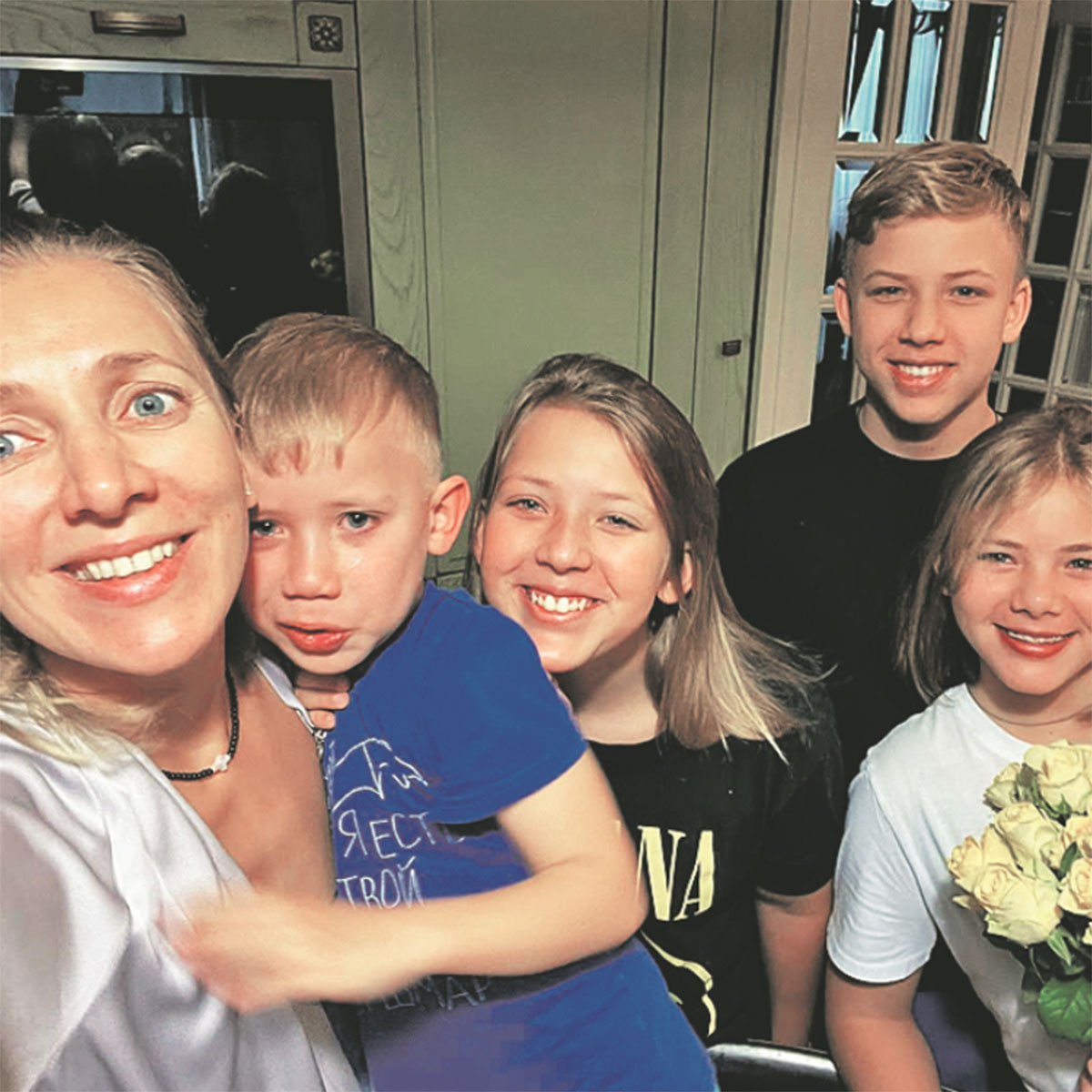    Анна Мерзликина с четырьмя детьми актера. Фото: соцсети
