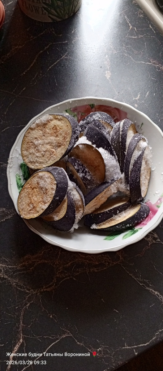 Лед обмываю и режу на кусочки