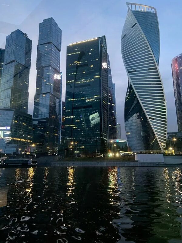 Современные здания, а особенно Бизнес-центр навевал на Ирину скуку.