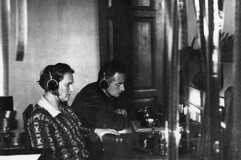 Дзига Вертов и Елизавета Свилова за монтажным столом, 1934 год, Государственный центральный музей кино, Москва © Public domain