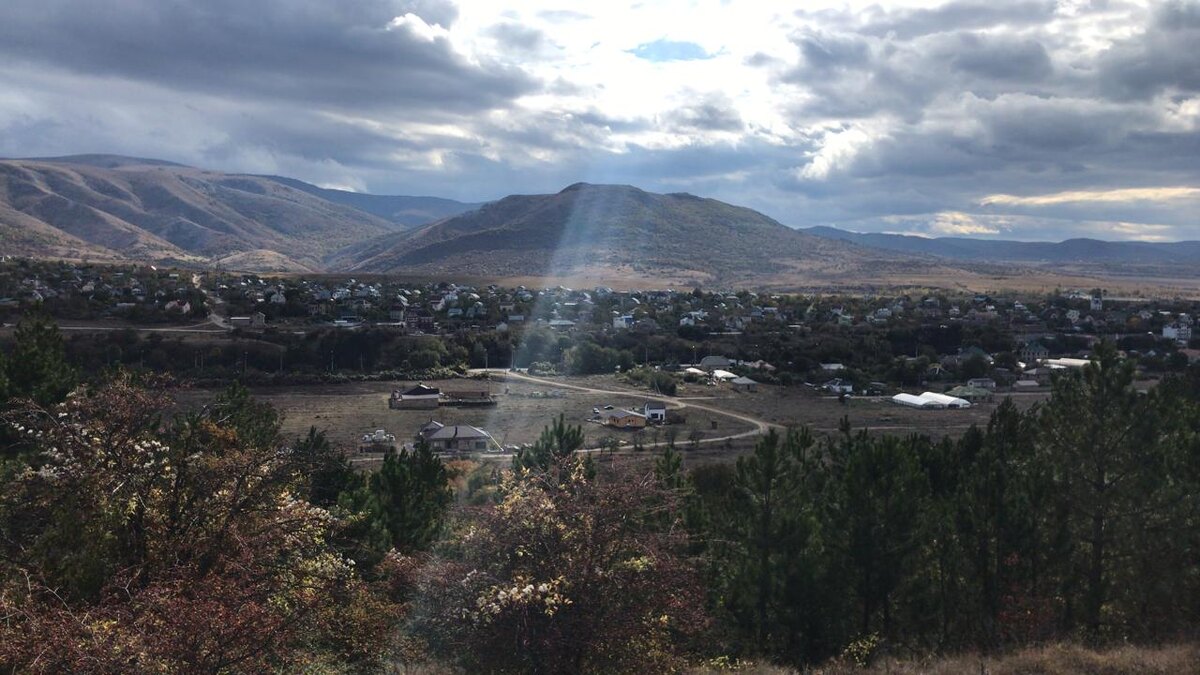 Вид на долину и наш строящийся дом