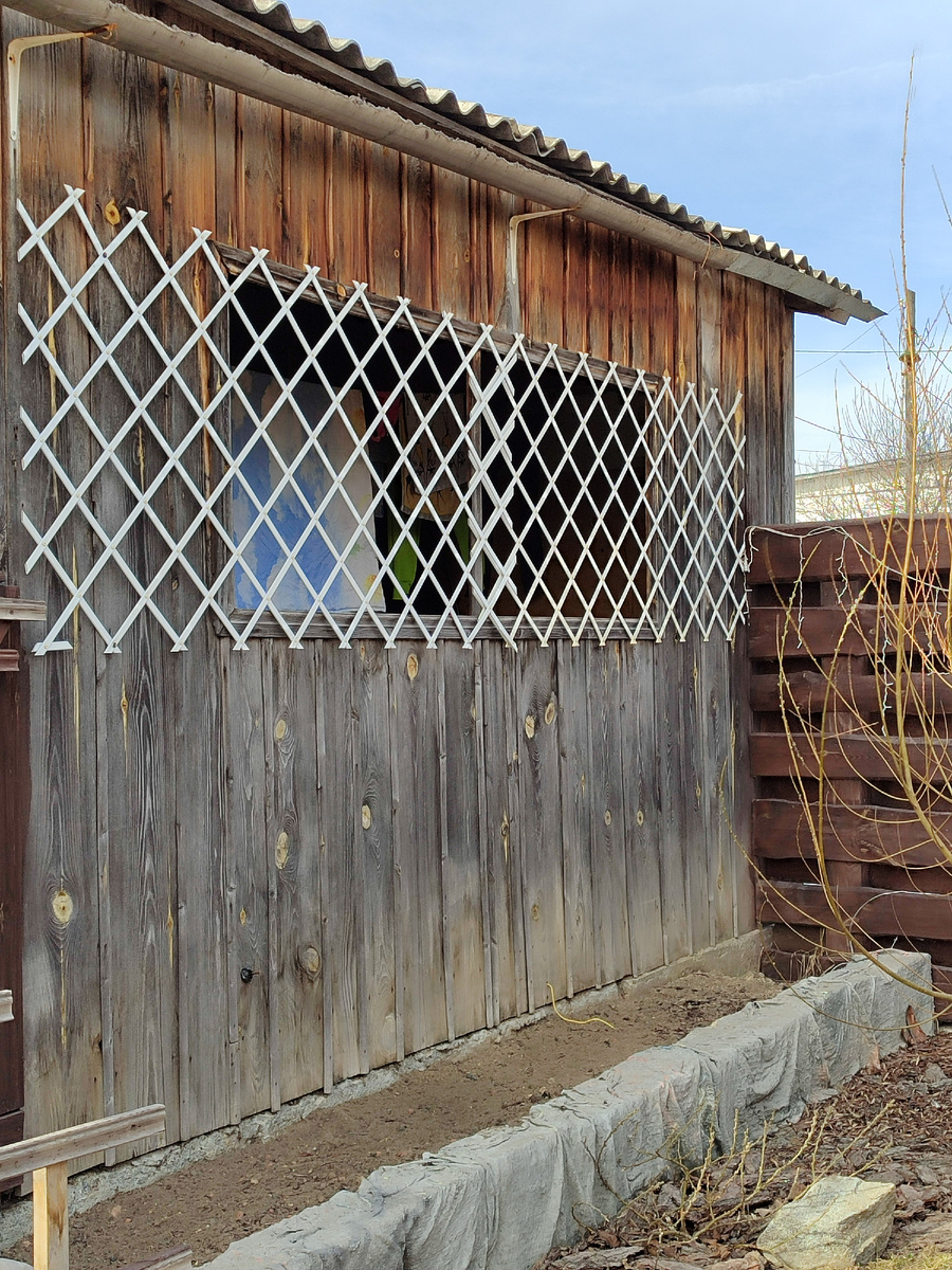 Конечно не Версаль, но стало лучше. Нужно было конечно сначала покрасить, но хорошая мысля приходит опосля. Но я покрашу, когда начну красить забор и надеюсь поменяем наконец-то слив