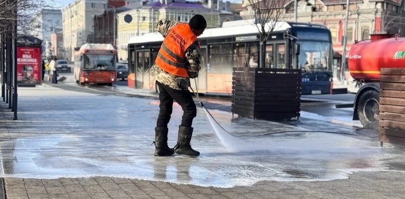    Обычного полива водой дорогам недостаточно