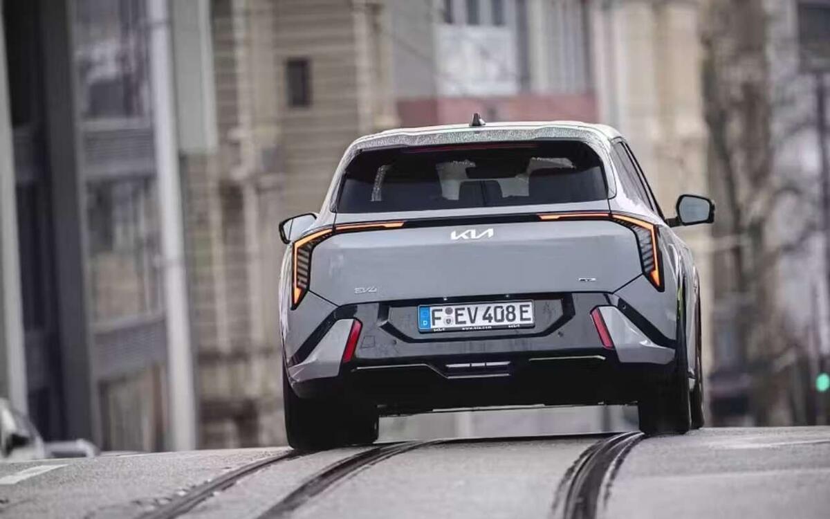 Как едет хэтчбек Kia EV4 GT-Line, который пытается быть кроссоверомKia EV4 GT-Line проедет 500 км на одной зарядке, но стоит – от 37 590 евро
📷
📷
📷
📷
📷
📷
📷
📷
📷
