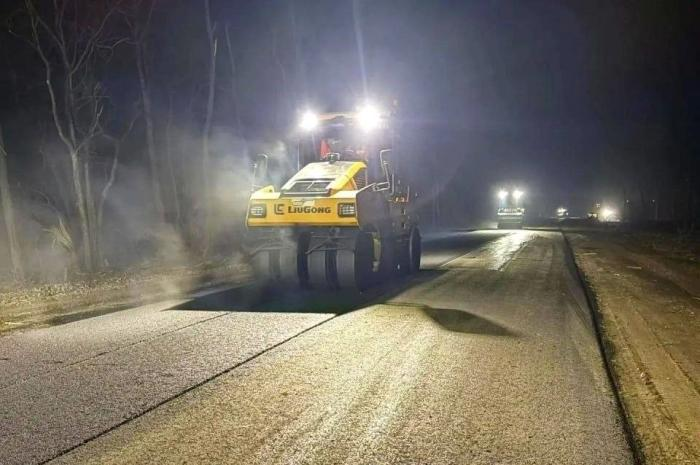 В ДНР дорожники ведут работы на 13 участках дорог межмуниципального значения. Как сообщили в Минтрансе ДНР, порядка 22 км нового асфальтового покрытия уже уложено на дорогах. На объектах, где полностью завершена укладка асфальта, в ближайшие дни приступят к нанесению дорожной разметки, источник Телеграм-канал Донбасс Сейчас