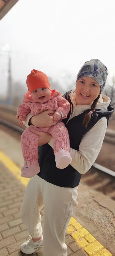 Снова не по погоде одетый ребёнок 😁 кто переживает, куртка её в коляске лежит))). А на улице теплынь!