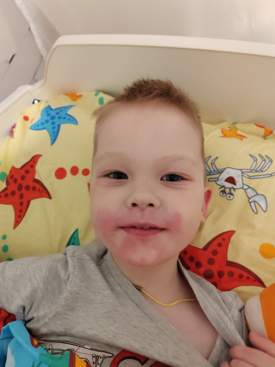 Вот такая сейчас сыпь у ребенка, сухая-пресухая, мажем