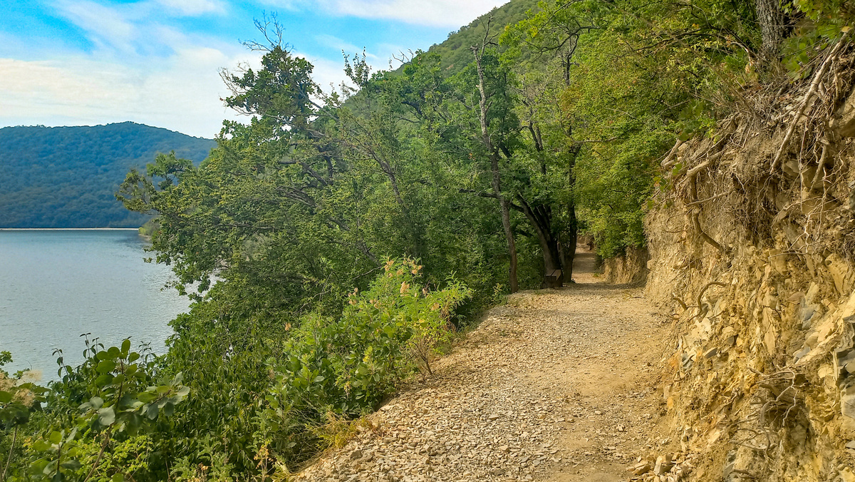 Фото из интернета: https://eco-trails.ru/catalog/krasnodarsky-krai/abrau-durso/img/9.jpg