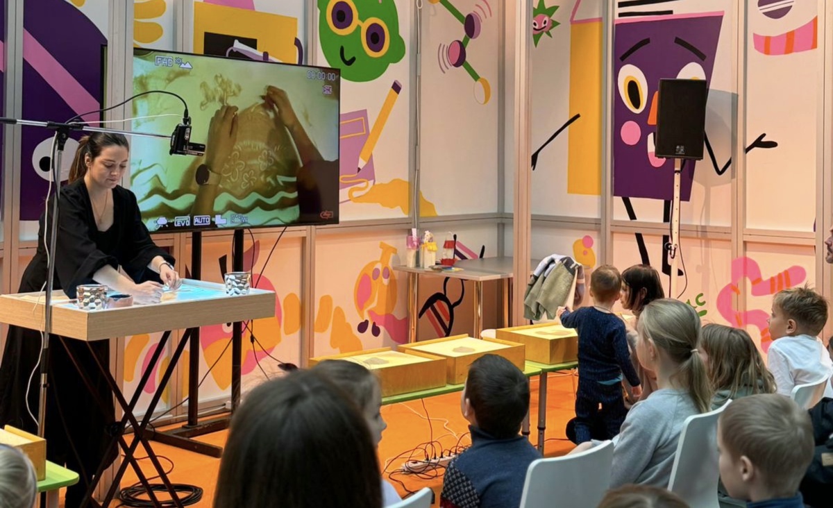 Театр КукLab на non/fiction 2024 с песочной анимацией «Тссс.., не будите Великана» (издательство «Колготия»)