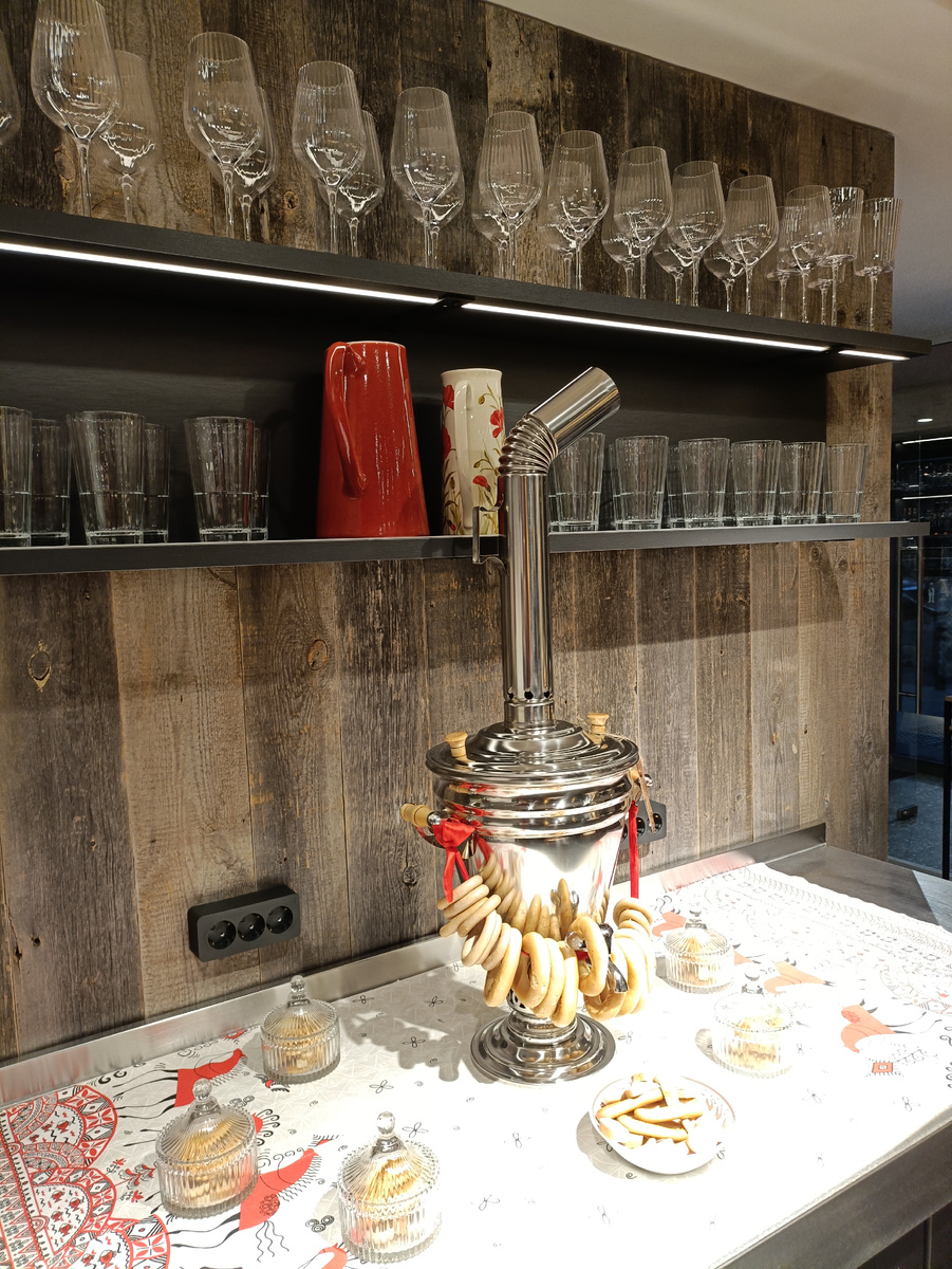 На входе встречает самовар) 