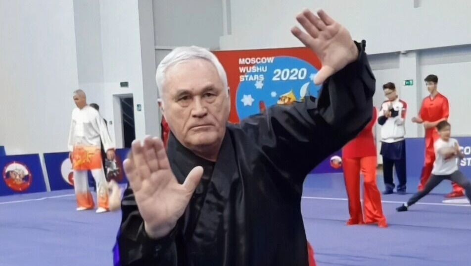    Владимир Инсанов на тренировочном ковре показывает мастерство   ВК/Ушу в Сургуте