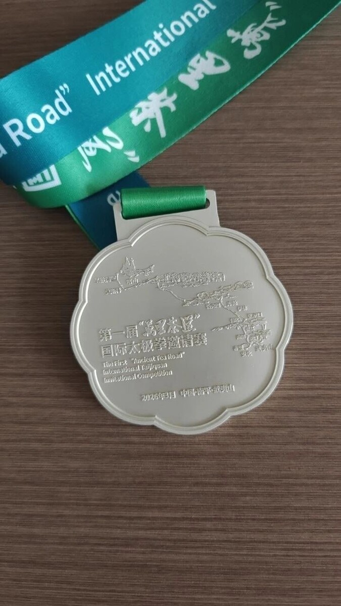    Владимир Инсанов на тренировочном ковре показывает мастерство   ВК/Ушу в Сургуте