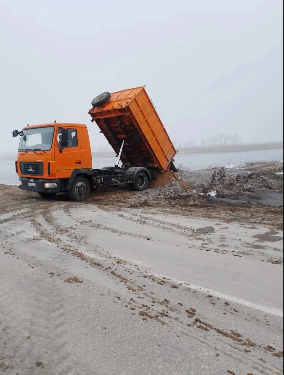    Укрепление дамбы в Михайловском районе. Источник: Канал Евгения Юрьева в Max