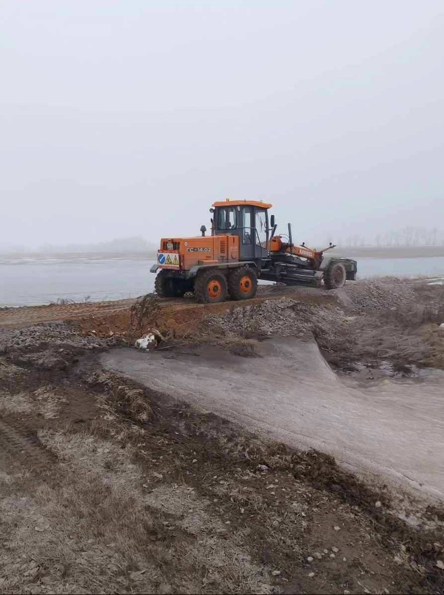    Укрепление дамбы в Михайловском районе. Источник: Канал Евгения Юрьева в Max