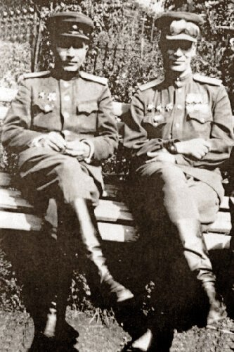 Фото - два друга: Матвеев и Зимин перед штурмом Варшавы