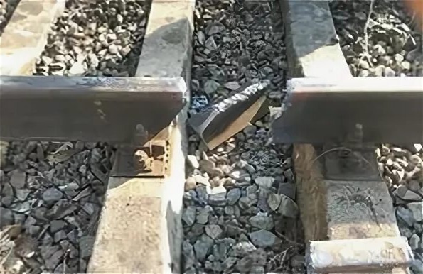 Излом рельса - причина вертикального толчка.