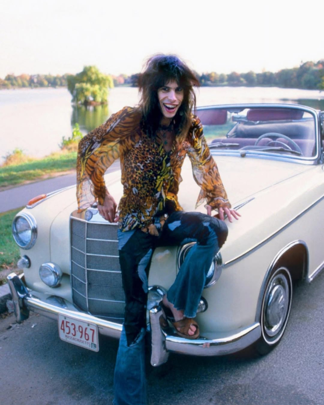 Стивен Тайлер позирует со своим Mercedes Benz 220S 1956 года выпуска в 1975 году. Фото: Рон Поунолл