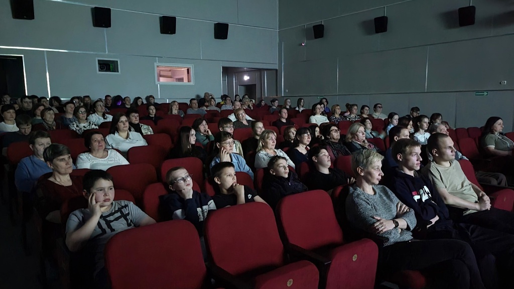 Жители с. Красноборск на премьере