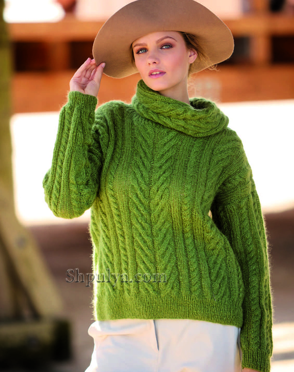 Зеленый пуловер с «косами» и объемный снуд