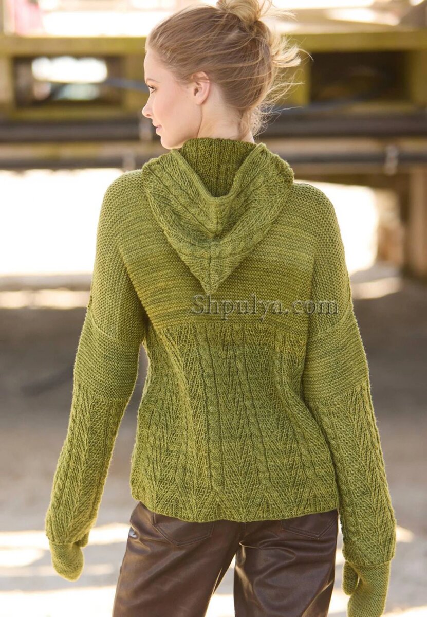 Пуловер с капюшоном и варежки с узором из «кос»