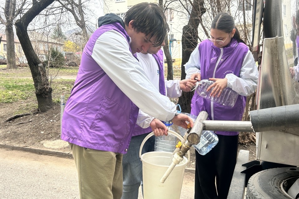    Кисловодские волонтеры помогают пенсионерам доставлять воду на дом на фоне ограничений водоснабжения. Фото: мэрия Кисловодска