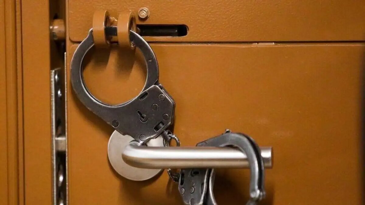    Наручники. Артур Новосильцев / АГН Москва