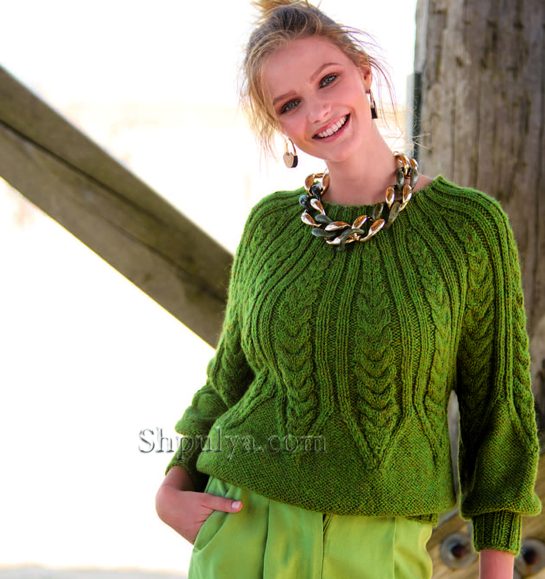 Вязаный пуловер с круглой кокеткой и резинкой из «кос»