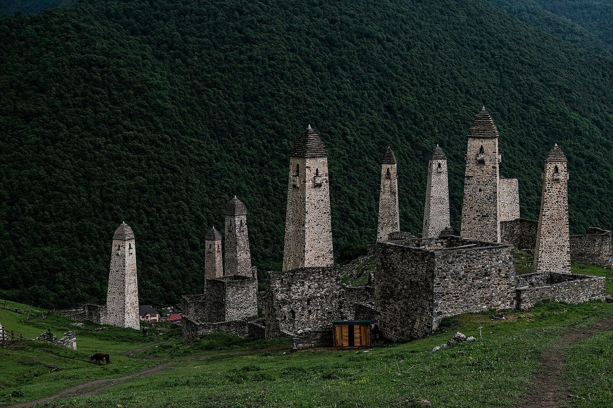 Каменные дома, башни, оборонительная стена и группа наземных склепов и фамильных усыпальниц в Эрзи были возведены в XV–XVII веках. Фото: Vladimir Pankratov / Wikimedia