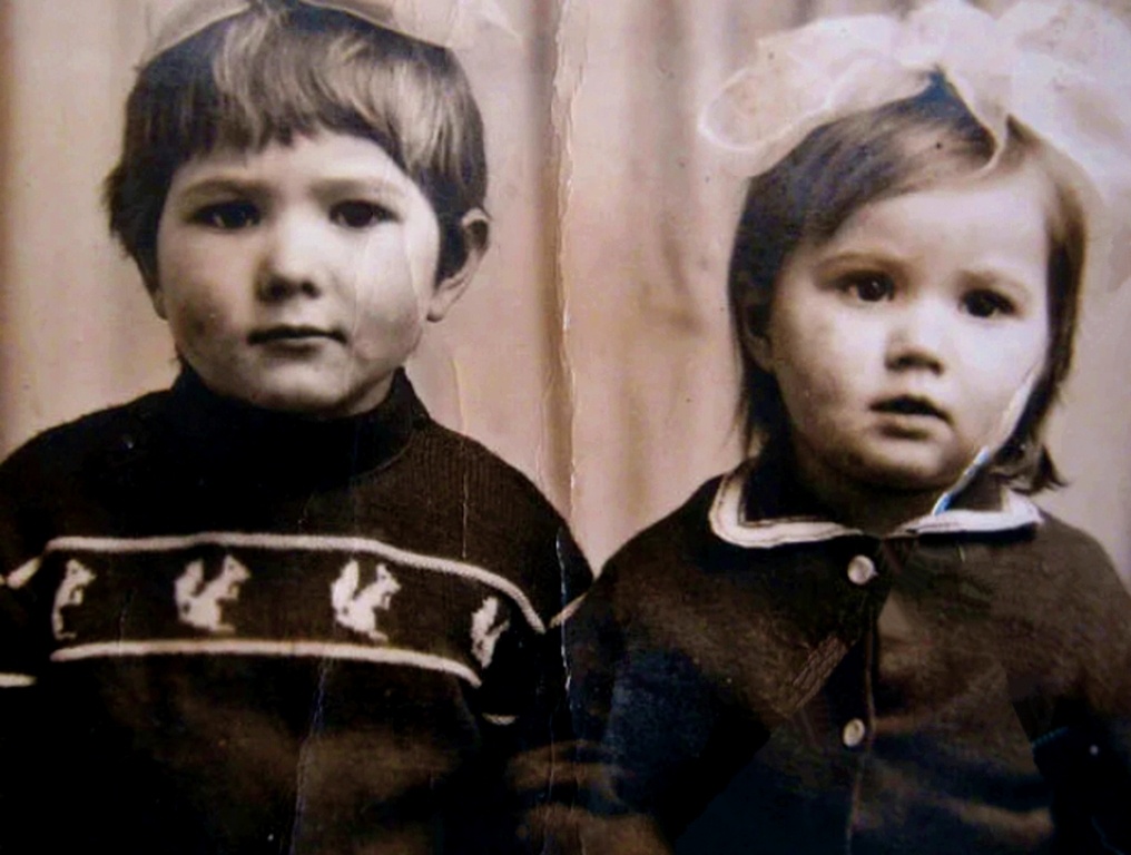 Я и сестричка Танюша в детстве 