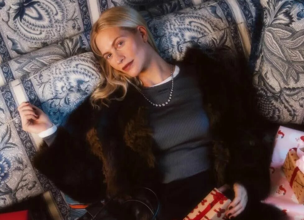    Поппи Делевинь показала подросшую дочь