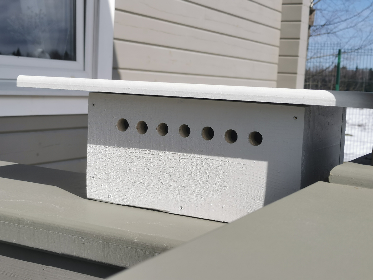 Деревянный ящик для вылета.Можно не опасаться, что его завалит снегом и он размокнет